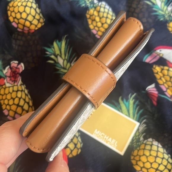 Brand New Michael Kors Vanilla Acorn Small Tab Card Case Holder Snap Close - Picture 6 of 15